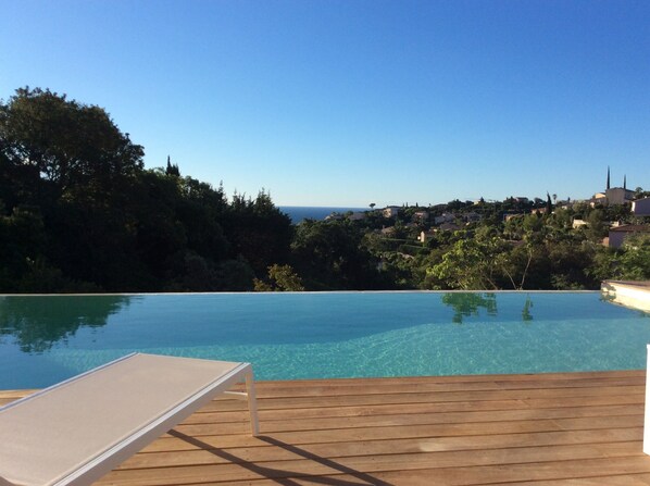 Vue mer depuis la piscine