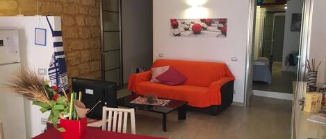 zona living con divano letto matrimoniale con rete ortopedica