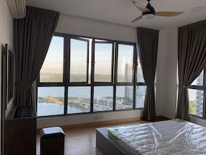Master Bedroom with King size bed and sea view. 