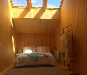 Habitación Principal cama de 180cm   en madera  muy acogedora