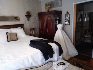 king suite w private bath. one couple stayed their wedding night here.