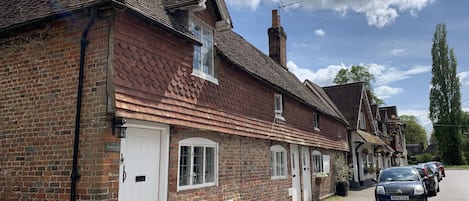 End cottage, next to the pub/opposite Jane Austen Museum