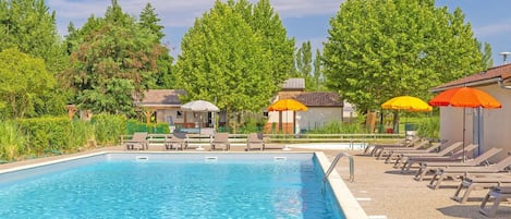 Spend time with loved ones in the lovely pool in the summer!