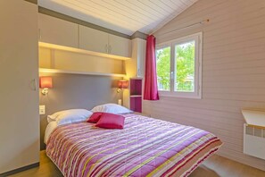 Drift to sleep in the bedroom with a Double bed.