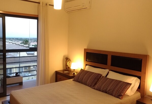 Quarto com cama de casal
