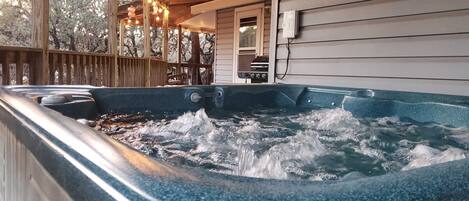 Large hot tub that overlooks the hill country!