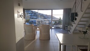 Open - plan lounge / sleeps 2 adults