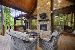 Comfy seating to enjoy hours of each other or entertainment.