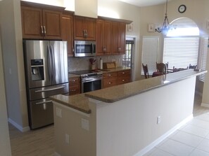 Kitchen: Quartz coutertops, stainless appl, soft close doors, touchless faucet