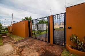 Vista frontal de la propiedad