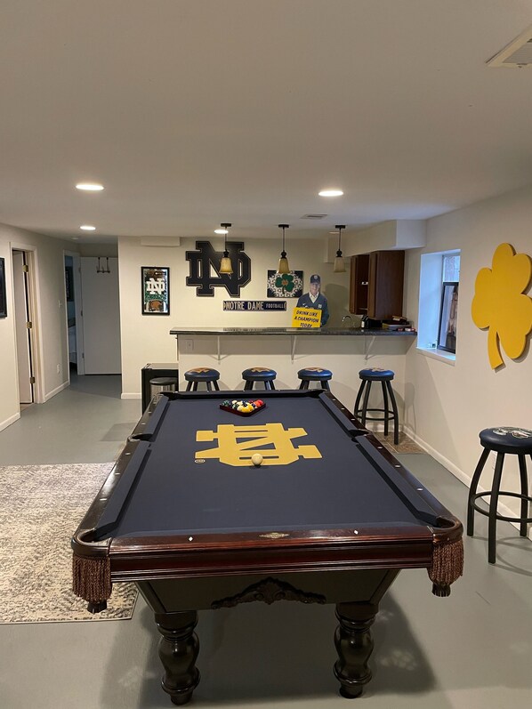 Basement pool table/bar