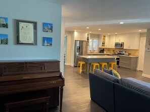 Entrance to family room and kitchen.