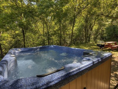 Smoky Mountain Acres. Hot tub, Swings, Rockers Fire Pit & BBQ  5 acres