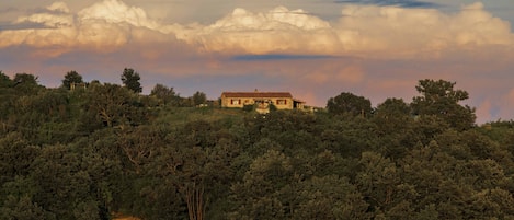 La Casetta, in cima alla collina, in posizione panoramica