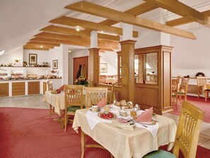 Hotel und Apparthotel Birnbacher Hof garni (Bad Birnbach)-Morgenstund hat Gold im Mund und wir mit unserem reichhaltigen Frühstücksbuffet vollendet.