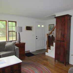 House in Marivista neighborhood, Teaticket. Walk to kayaking on Great Pond.