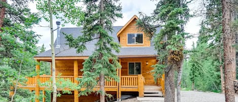 Mountain Vista is a stunning log cabin.