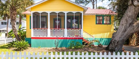 Coastal Soul Cottage - Bright and Fun adorable cottage