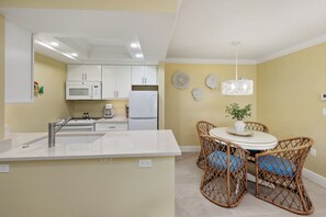 Dining & Kitchen