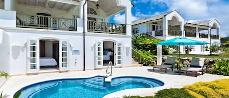 Stylish townhouse with a private pool