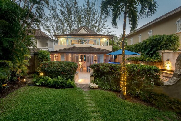 Harmony House - Delightful coral stone villa located on Gibbes Beach