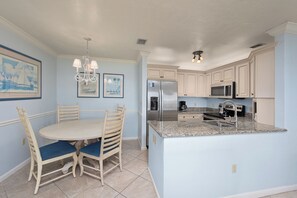 Dining & Kitchen