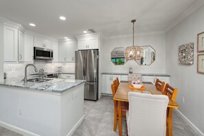 Dining & Kitchen