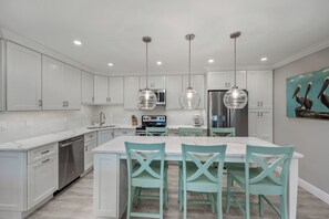 Dining & Kitchen