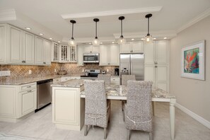 Dining & Kitchen