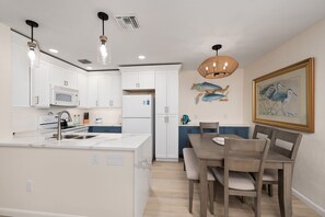 Dining & Kitchen