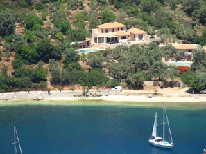 Environnement de la Villa : la villa, oliveraie, plage, mer et voiliers