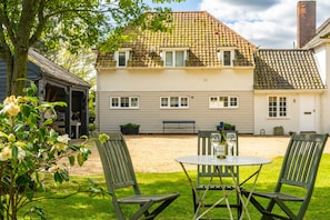 Marsh View, Aldeburgh: Garden with various seating arrangements where guests can enjoy al fresco dining
