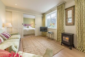 Marsh View, Aldeburgh: Open plan layout with kitchen, dining and seating area