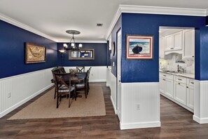 Dining & Kitchen