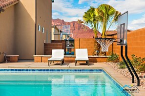 Play basketball in the pool