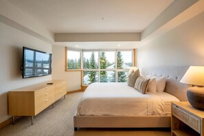 Primary bedroom: King, TV, ensuite
