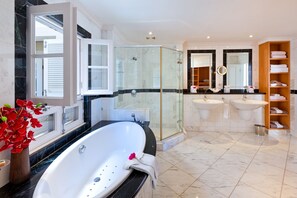 Schooner Bay 207 - Master bathroom