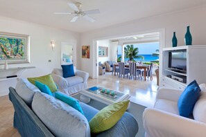 Schooner Bay 207 - Living area