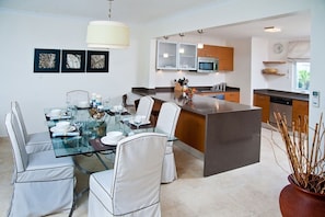 Seamless flow between the living/dining room, kitchen