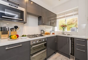 Triton, Bull Point Lighthouse: Fully-equipped kitchen