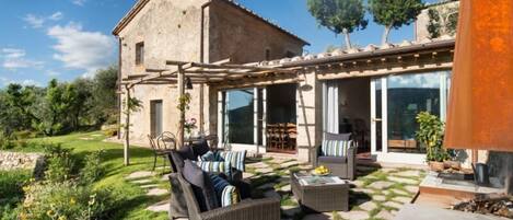 Outdoor living area/garden