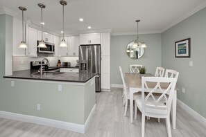 Dining & Kitchen