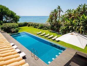 DELUXE VILLA. SLEEPS 16. MODERN INTERIORS AND BEACH FRONT L791 - 5