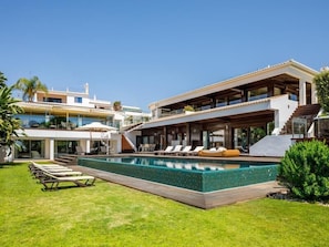 DELUXE VILLA. SLEEPS 16. MODERN INTERIORS AND BEACH FRONT L791 - 2