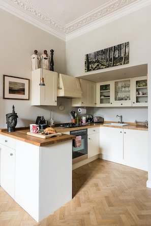 The Hummingbird  – 1 Bedroom by Kensington Gardens (1401)