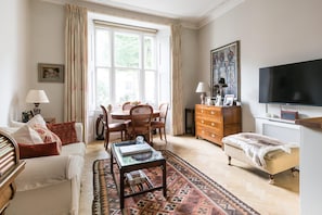 The Hummingbird  – 1 Bedroom by Kensington Gardens (1396)