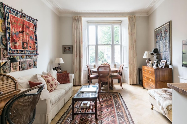 The Hummingbird  – 1 Bedroom by Kensington Gardens (1394)