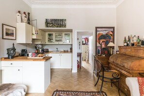 The Hummingbird  – 1 Bedroom by Kensington Gardens (1399)