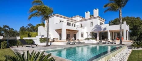 Modern Quinta do Lago villa with pool. Close to beach. W140 - 1