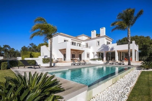 Modern Quinta do Lago villa with pool. Close to beach. W140 - 1